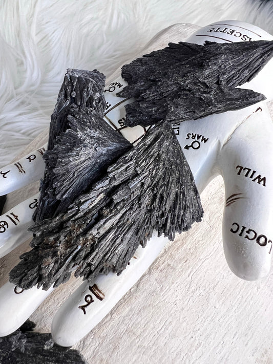 Black kyanite